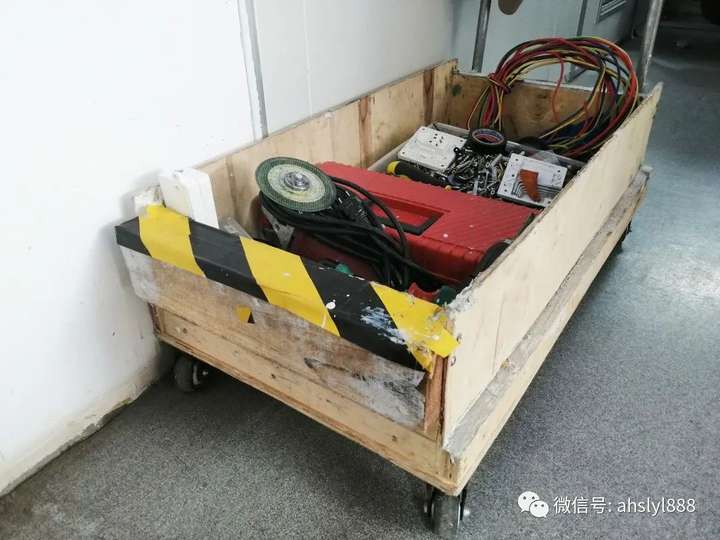深藍醫(yī)療設備維修員馬春山(shān)自制的工(gōng)具(jù)推車(chē)